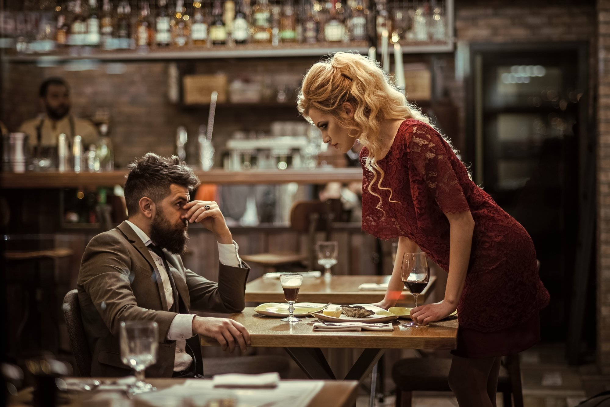 Нищеброды, тарелочницы и 50/50. Кто должен платить на первом свидании?