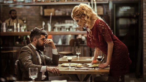 Нищеброды, тарелочницы и 50/50. Кто должен платить на первом свидании?