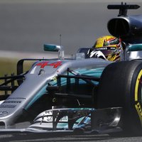 Hamiltons izcīna pirmo starta vietu pirms Spānijas 'Grand Prix'