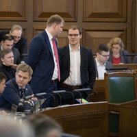 'Laiks saliedēties' – Saeima atbalsta MK nolemtos ierobežojumus, tomēr debatē