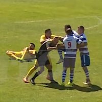 Video: Portugālē futbolists ar ceļgalu iesit tiesnesim pa seju