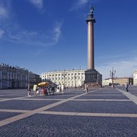 ФОТО: На Дворцовой площади Санкт-Петербурга установили гигантского ящера