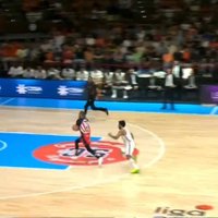 Video: Latviešu basketbolists Jakovičs debijā izrēķinās ar karalisko Madrides "Real"