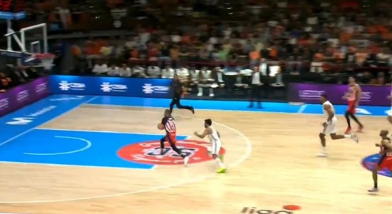 Video: Latviešu basketbolists Jakovičs debijā izrēķinās ar karalisko Madrides "Real"