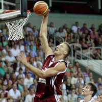 Latvijas basketbolisti kvalifikāciju Eiropas čempionātam sāk ar uzvaru Zviedrijā