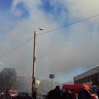 ФОТО: В Риге загорелось здание Юглской средней школы, эвакуировано 155 человек