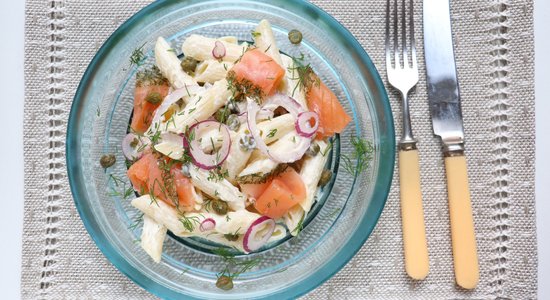 Penne pasta ar žāvētu lasi un krēmsiera mērci