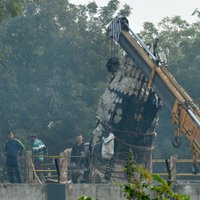 Indijas galvaspilsētā nogāžas un aizdegas robežsardzes lidmašīna; 10 bojāgājušie