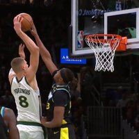 Porziņģis ar 'double-double' un iespaidīgu 'danku' palīdz 'Celtics' izcīnīt uzvaru