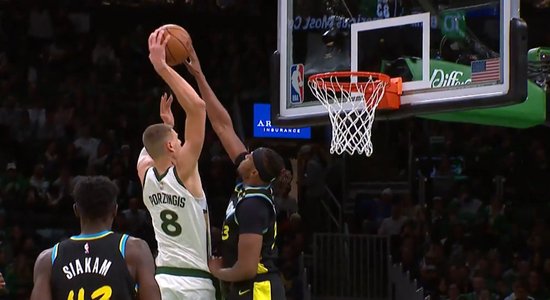 Porziņģis ar 'double-double' un iespaidīgu 'danku' palīdz 'Celtics' izcīnīt uzvaru