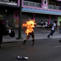 Foto: Venecuēlā turpinās vardarbīgi protesti pret Maduro