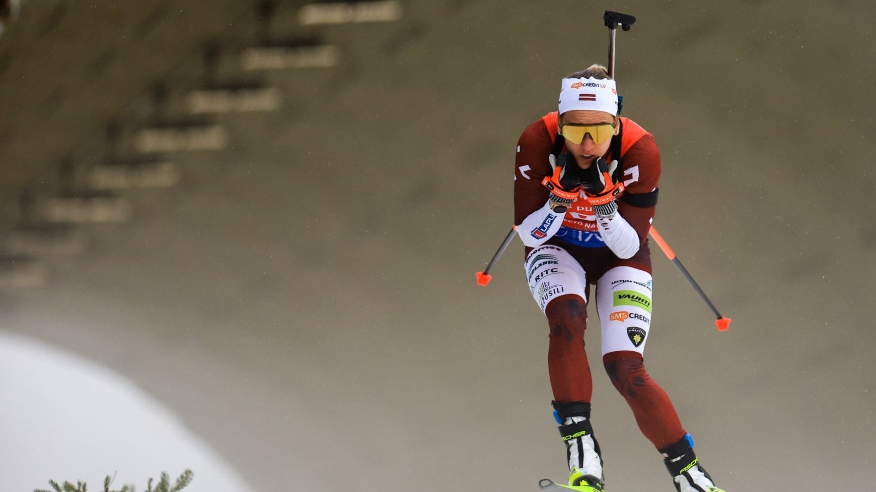 Latvijas biatlonisti pasaules čempionāta jauktajā pāru stafetē finišē Top 10