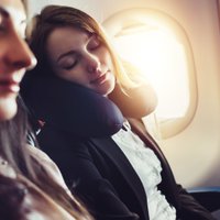Praktiski ieteikumi, kā lidmašīnā pēc iespējas vieglāk iemigt