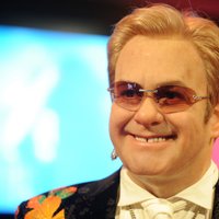 Eltons Džons savu dēlu "baro ar krūti"