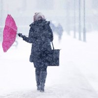 В социальных сетях возмущаются из-за снега на улицах Риги