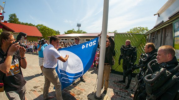 Liepājas pludmalē paceļ Zilo karogu - 17