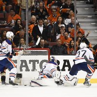 Stenlija kauss: 'Ducks' izcīna dramatisku uzvaru pār 'Oilers', 'Blues' neļauj 'Predators' uzvarēt sērijā