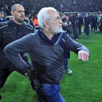 Grieķijas futbola grandu mačā PAOK īpašnieks iziet laukumā ar ieroci