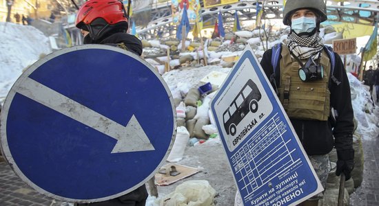 'Labējais sektors' sāk protestu pie parlamenta; ēku apsargā Maidana pašaizsardzības aktīvisti