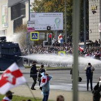 Minskā tūkstoši protestētāju dodas gājienā; milicija lieto ūdensmetējus