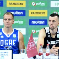 Latvijas vadošo basketbolu klubu duelī uzvaru svin 'VEF Rīga'