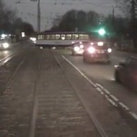 Satraucošs video: Pārdaugavā pēkšņi sāk 'driftēt' tramvajs