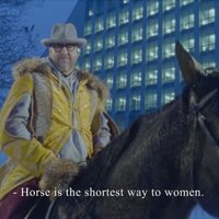 Lieliska kampaņa vai plaģiāts: Rīgu reklamē seniors, mācītājs un sieviešu blogeris zirgā
