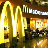Bijusī darbiniece pret 'McDonald’s': aptur tiesvedību strīdā par 1,4 miljoniem eiro