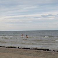 Обнаженные иностранки в Юрмале открыли купальный сезон