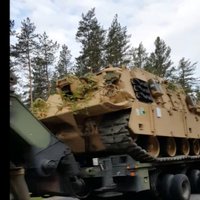 ВИДЕО: Как технику американской армии перевозят из Вентспилса в Адажи