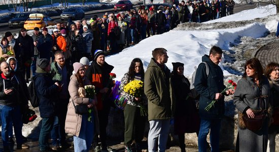 Maskavā atsākas Navaļnija piemiņas pasākumu dalībnieku aizturēšana