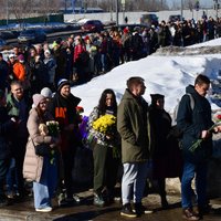 Maskavā atsākas Navaļnija piemiņas pasākumu dalībnieku aizturēšana