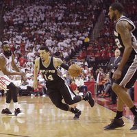'Spurs' Rietumu konferences pusfināla trešajā spēlē uzvar 'Rockets' un izvirzās vadībā sērijā