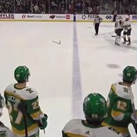 Video: 'Wild' hokejists nesavaldās, met tiesnesim ar nūju un saņem diskvalifikāciju