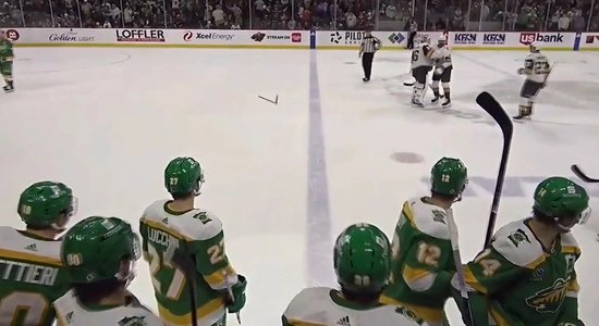 Video: 'Wild' hokejists nesavaldās, met tiesnesim ar nūju un saņem diskvalifikāciju