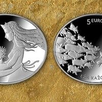 Банк Латвии выпустил овальный серебряный евро с ежиком и поросятами