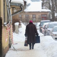 Rīgā 'Clean R' piemēro 900 eiro sodu dienā par sliktu ietvju tīrīšanu