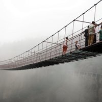 Atklāts pasaulē garākais stikla tilts; tūristiem bailēs sākas panika