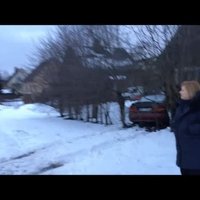 Video: Rīgā jaunieši ar 'Mitsubishi' caur sētu ietriecas privātmājas pagalmā