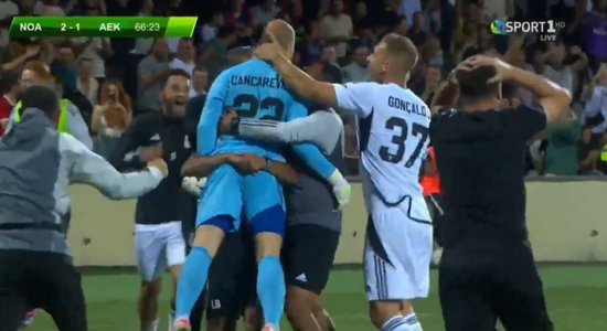 Video: Futbola vārtsargs raida bumbu pāri visam laukumam un gūst uzvaras vārtus