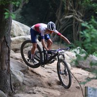 Brits Pidkoks kļūst par jaunāko olimpisko čempionu kalnu riteņbraukšanā