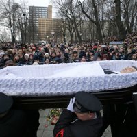 Foto: Noslepkavotais Boriss Ņemcovs guldīts zemes klēpī