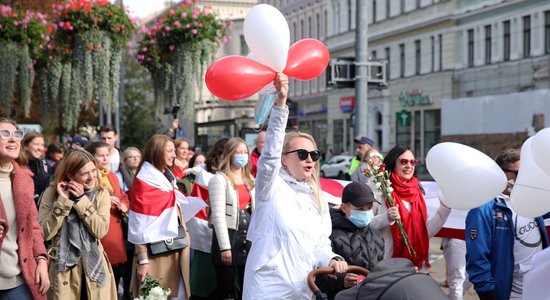 ФОТО: в шествии в поддержку белорусских женщин в Риге приняли участие более 60 человек