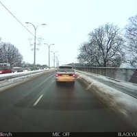 ВИДЕО: Водитель мчится по Риге, не показывая поворотники