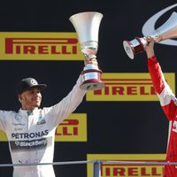 Itālijas 'Grand Prix': Hamiltons uzvar, 'tifozi' sajūsmā, Rosbergam drāma