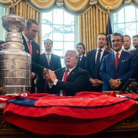 ФОТО: Трамп восхитился руками Овечкина и подарил хоккеисту M&M's
