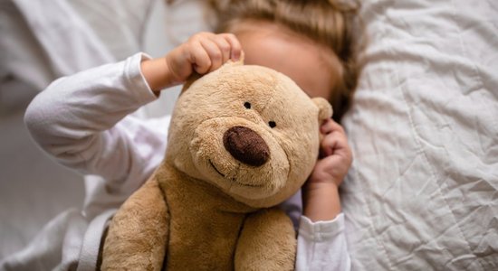 Nedrīkst piespiest. Kā runāt ar bērnudārza darbiniekiem, lai ļautu bērnam negulēt diendusu