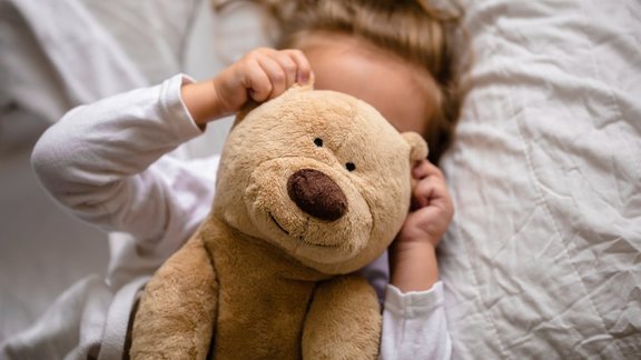 Nedrīkst piespiest. Kā runāt ar bērnudārza darbiniekiem, lai ļautu bērnam negulēt diendusu