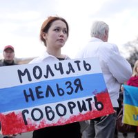 Latvijas krievvalodīgo vidū visdedzīgāk Krieviju Ukrainas karā atbalsta nepilsoņi, raksta žurnāls
