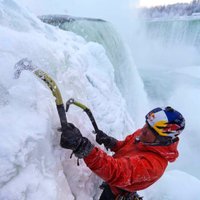 Альпинист первым в мире покорил замерзший Ниагарский водопад (ВИДЕО)